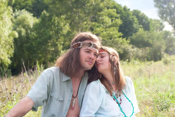 Casal jovem hippie no prado — Fotografia de Stock