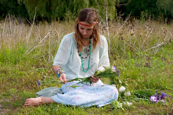 Hippie-Frau bastelt einen Blumenkranz — Stockfoto