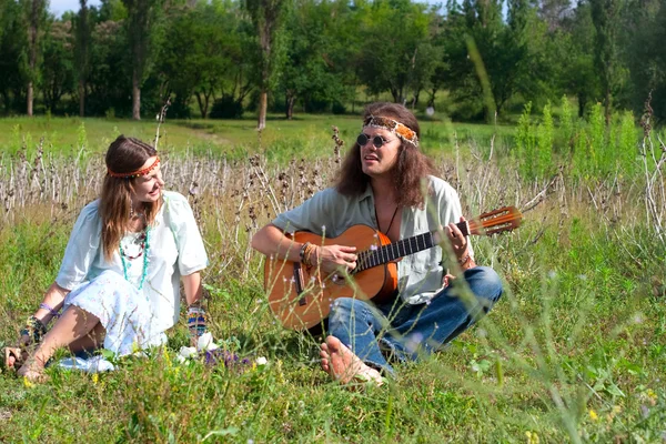 Unga hippie herrar spelar på gitarr — Stockfoto