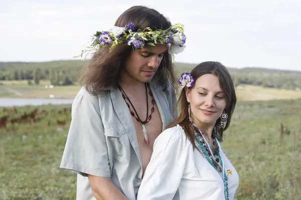 Agradável casal hippie abraçar — Fotografia de Stock