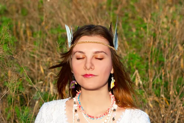 Mujer joven con embellecimientos indios — Foto de Stock