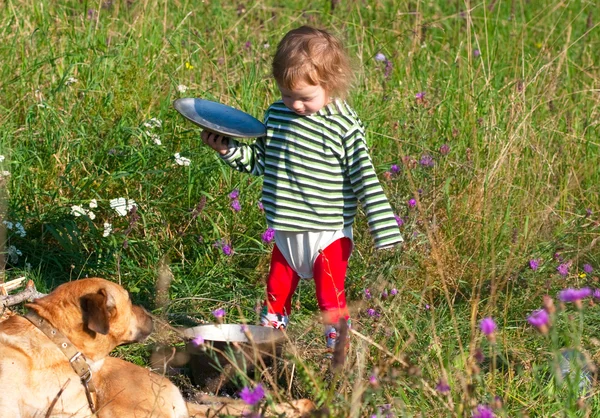 小さな子供はやかんを開く — ストック写真