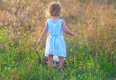 küçük çocuk yolumdan kapılar