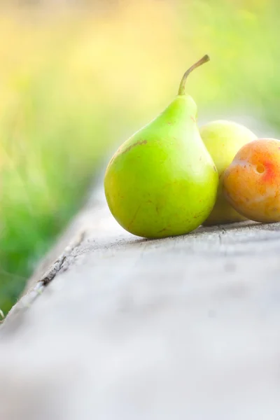 Hruška, jablko a švestka — Stock fotografie