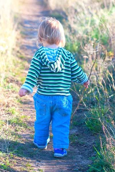 Kind lopen op de weg — Stockfoto