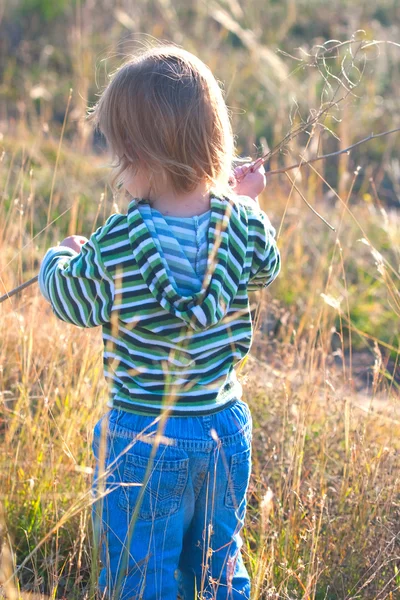 Klein kind in het gestreepte sweater — Stockfoto