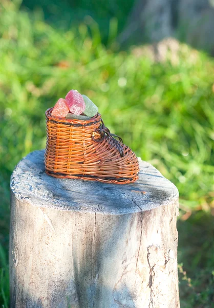 Pasta de frutas en el zapato decorativo de madera — Foto de Stock