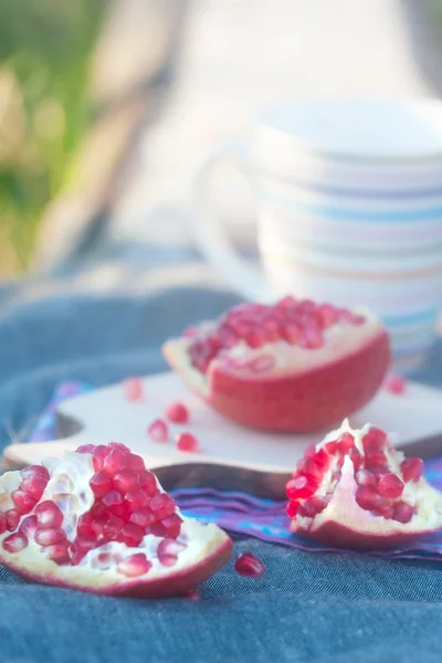 Break juicy pomegranate — Stock Photo, Image