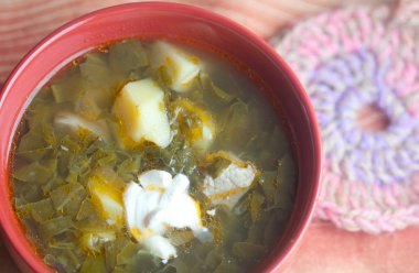Yeşil borsch ekşi krema ile