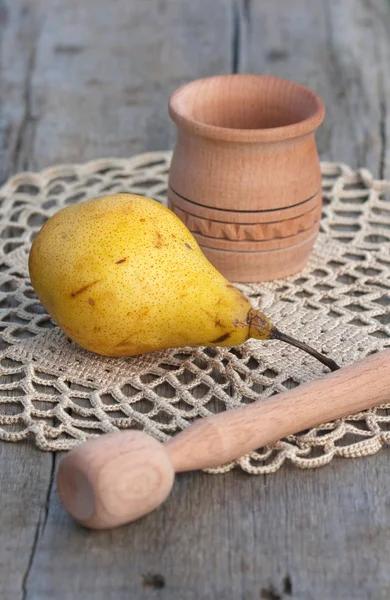 Trä murbruk och päron — Stockfoto