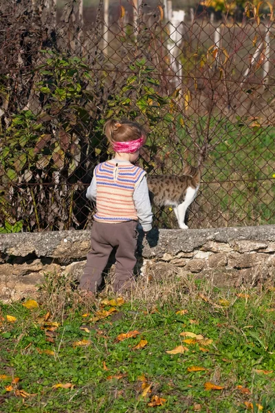 Küçük çocuk bir yürüyüş alarak — Stok fotoğraf