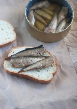 konserve balık yemi ile sandviç