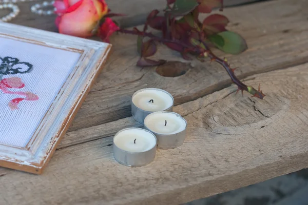 Velas, flores y bordados — Foto de Stock