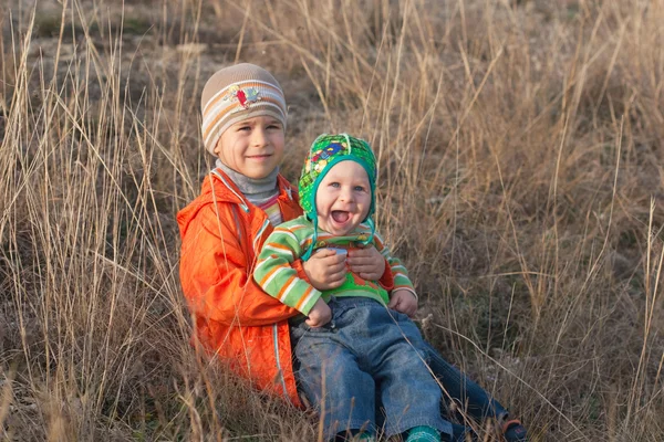 Dois irmãos pequenos felizes — Fotografia de Stock