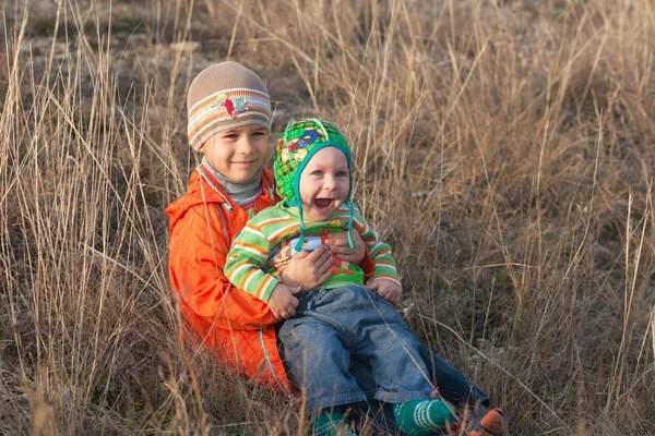 Iki küçük kardeş — Stok fotoğraf