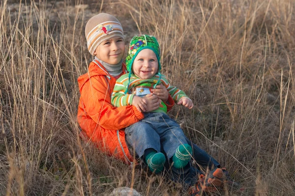 Два улыбающихся маленьких брата — стоковое фото
