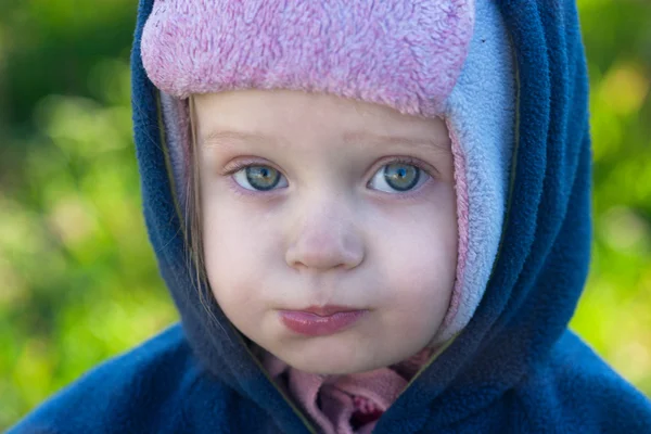 Toucher un enfant aux grands yeux — Photo