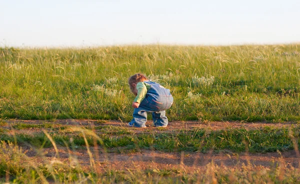 Child play on the country road — Stock Photo, Image
