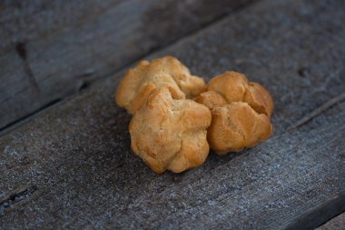 Kara tahta üzerinde tatlı pasta