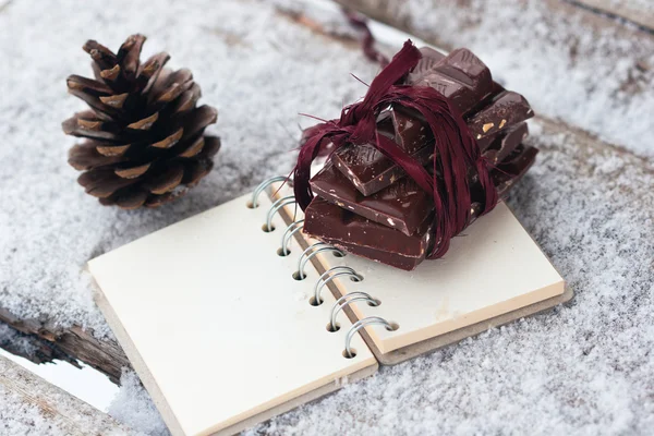 Cioccolato sul taccuino e strobile — Foto Stock