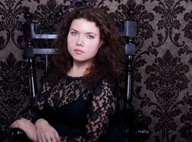 üzgün kadın sit ahşap sandalye