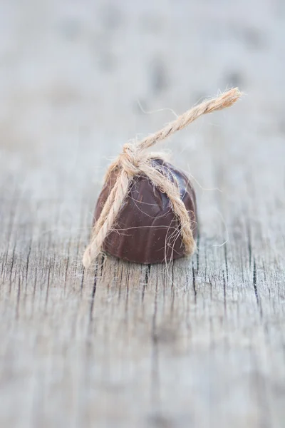 Candy cane svázané provázkem na rustikální — Stock fotografie
