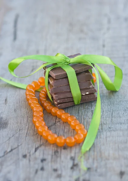 Barra de chocolate com um arco amarrado com fita — Fotografia de Stock