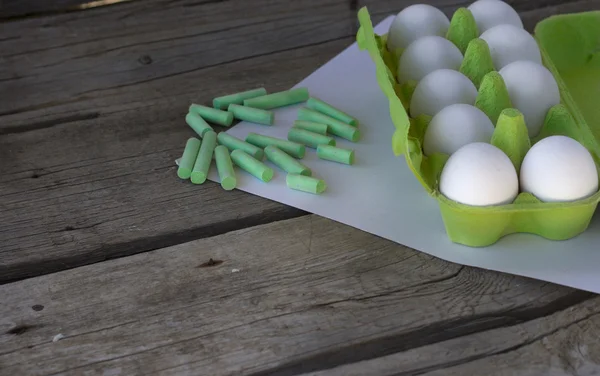 Emballage des œufs crus et des crayons verts — Photo