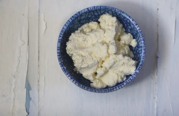 Brânză naturală într-o frumoasă placă albastră — Fotografie, imagine de stoc