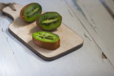 kivi meyve kesme tahtası dilimlenmiş