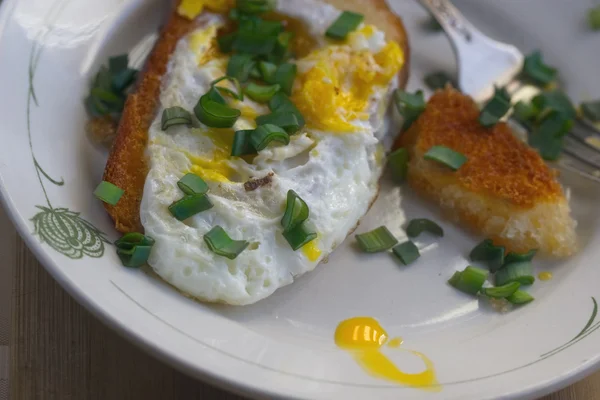 Egg fried bread for breakfast along the village — Stock Photo, Image