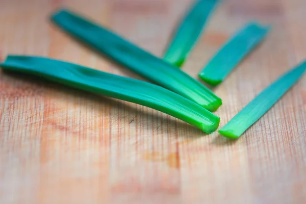 Zwiebeln frisch an Bord verteilt — Stockfoto