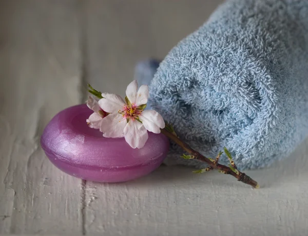 Lavanta sabunu, mavi havlu ve çiçek açan dal — Stok fotoğraf