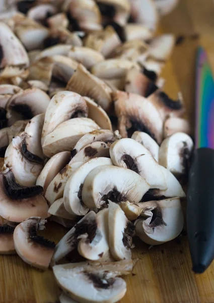 Cogumelos cogumelos cortados em fatias e uma faca — Fotografia de Stock