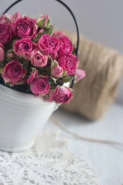 Vintage dried roses, napkin and tight twine — Stock Photo, Image