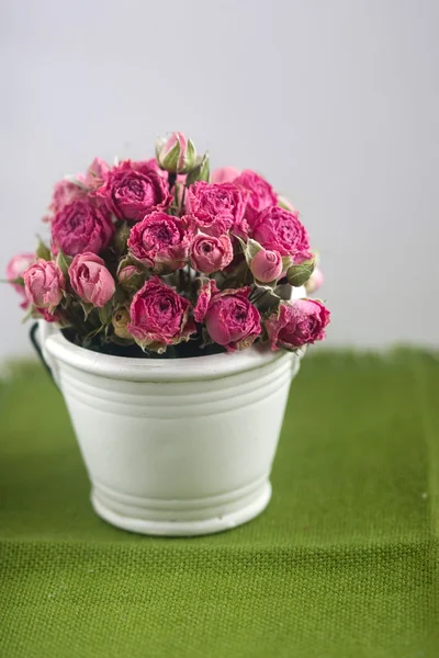 装飾的なバケツにピンクのバラの花束 — ストック写真
