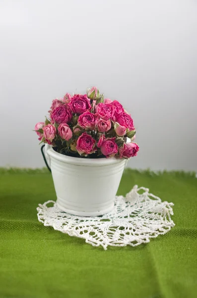 Ozdobny bukiet róż w małe wiaderko — Zdjęcie stockowe