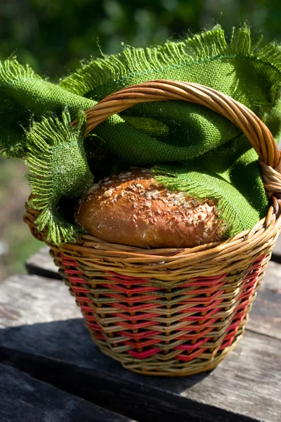 Chignon dans un panier en osier avec un chiffon vert — Photo