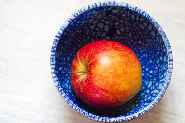Rode rijpe sappige appel op een mooie plaat — Stockfoto