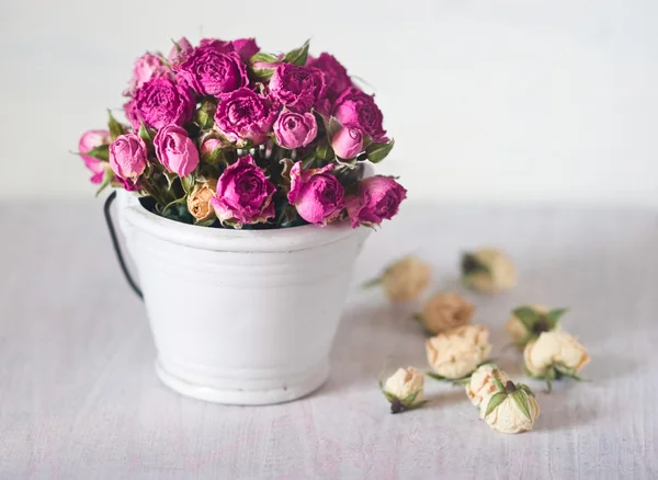 Buquê de rosas rosa em um pequeno balde branco decorativo — Fotografia de Stock