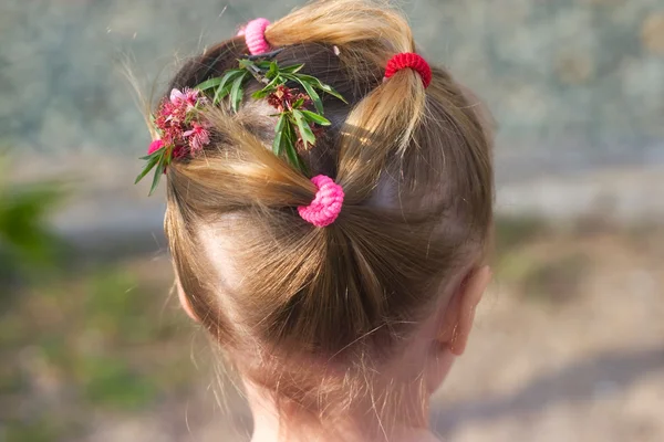 Krans av hår med rosa blommor bakifrån — Stockfoto