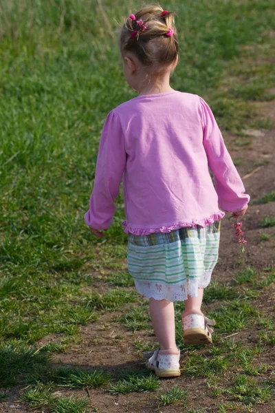 Liten flicka i rosa klänning — Stockfoto