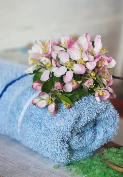 Flores de primavera sobre una toalla azul esponjosa — Foto de Stock