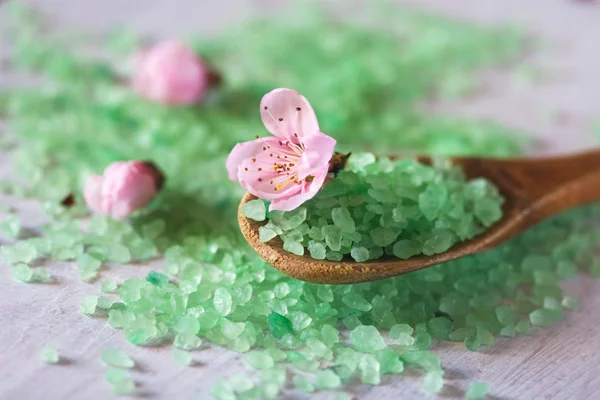 Baño en una cuchara de madera y flores de primavera — Foto de Stock