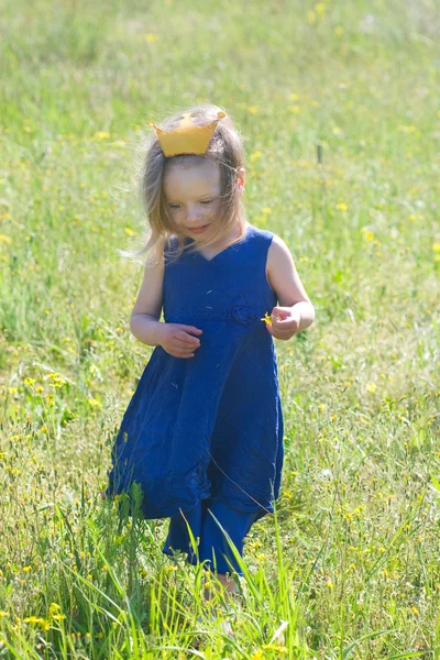 Lächelndes Mädchen in blauem Kleid und Krone — Stockfoto