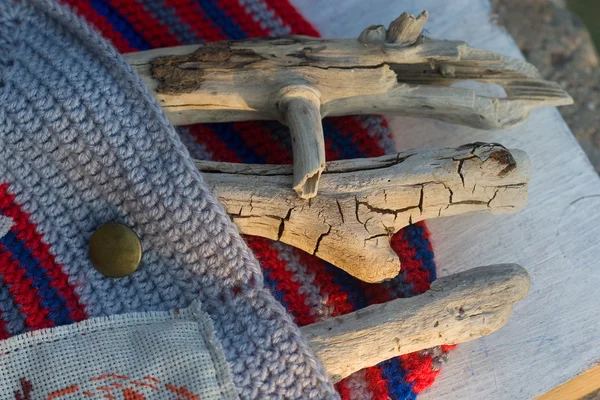 Stick gevonden op het strand in handgemaakte Gehaakte tas — Stockfoto