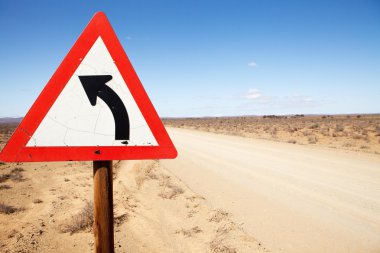 yol işareti gösteren yol sola dön
