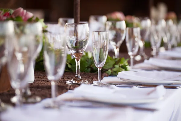 Bicchieri di vino e champagne in tavola. Focus selettivo — Foto Stock