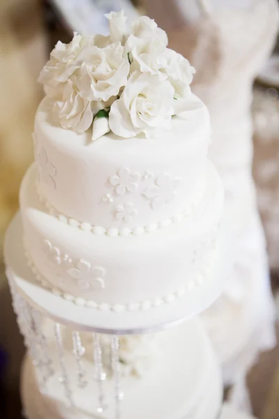 Tarta de boda de capas blancas con rosas en la parte superior — Foto de Stock