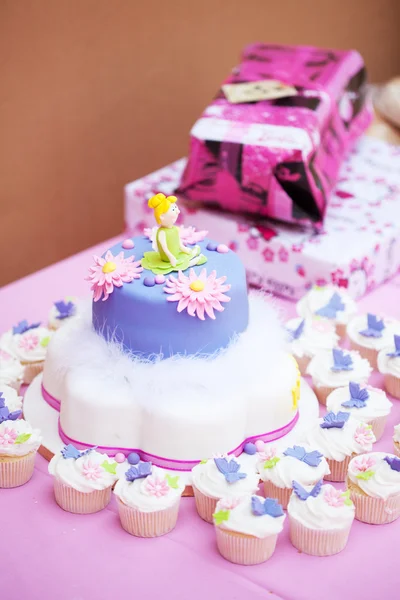 어린 소녀에 대 한 장식된 생일 케이크 — 스톡 사진
